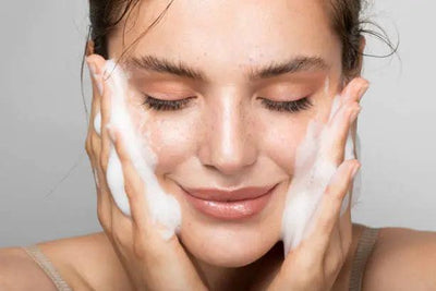 Les trois routines et produits de soins de la peau de base doivent être lus !!