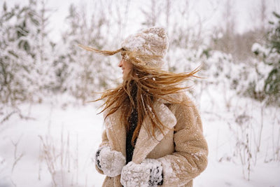 Conseils et produits pour garder des cheveux sains en hiver