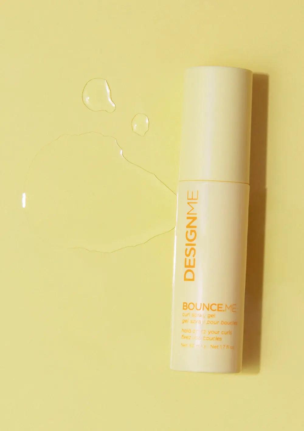BOUNCE.ME curl spray gel bottle on a yellow background with water droplets, perfect for defined curls.