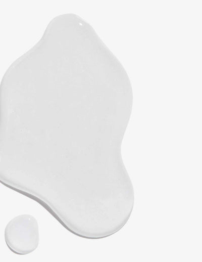 Clear, glossy lamellar water treatment for repairing bleached hair, showcasing its smooth texture.