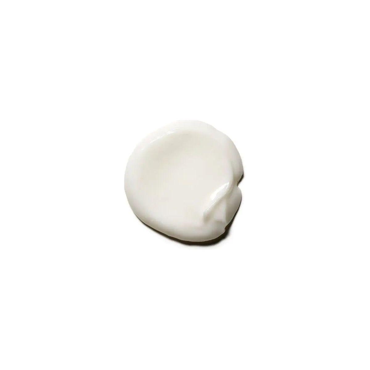 Creamy texture of Moroccanoil Weightless Hydrating Mask for deep conditioning fine hair and enhancing shine.