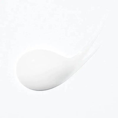 Smooth white gel swatch of Kerastase Curl Manifesto Gelée Contour for defining curls and controlling frizz.