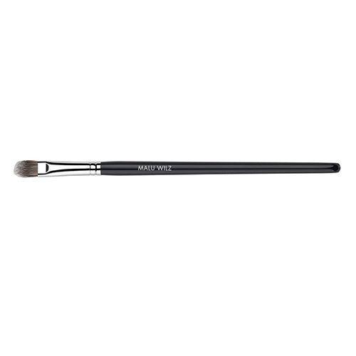 Malu Wilz large eyeshadow brush with synthetic bristles for precise eyeshadow application and blending.