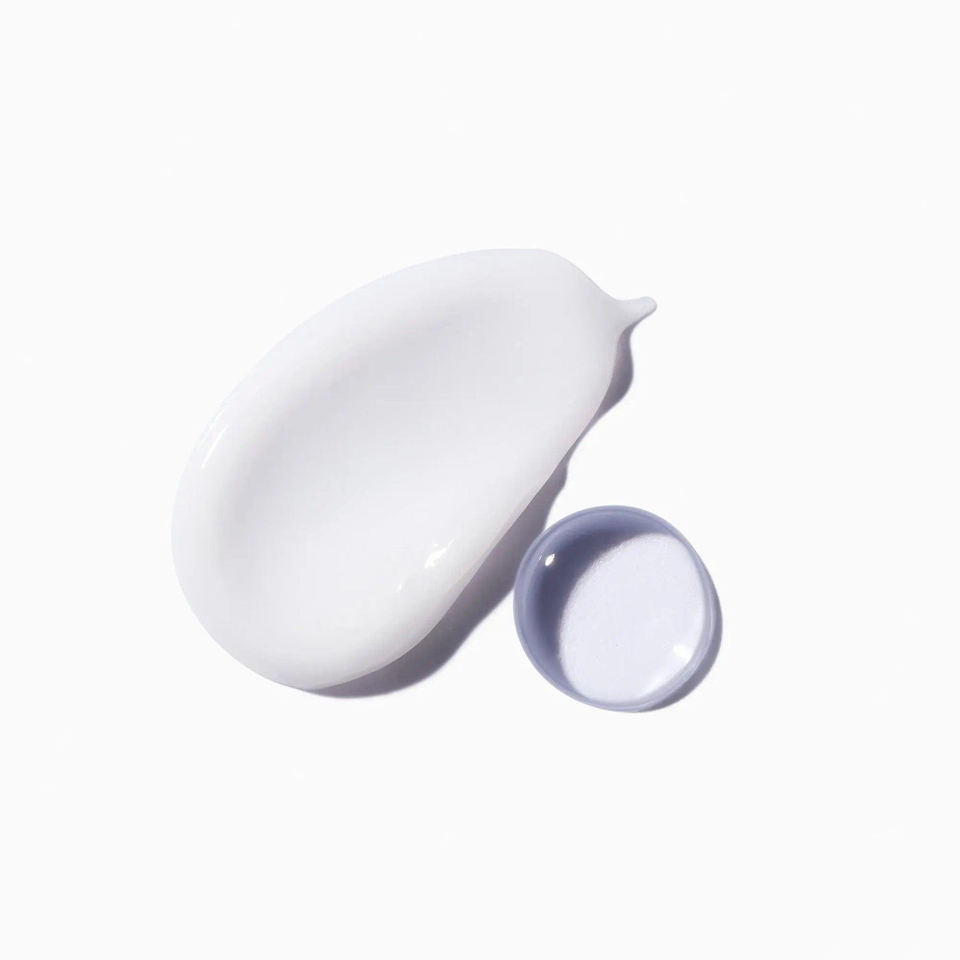 Application of Kérastase Résistance Sérum Thérapiste showing creamy texture for hair repair and restoration.