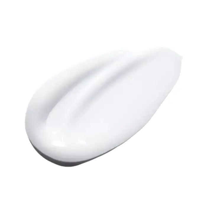 Smooth texture of Kerastase Thermique Régénérant heat-protectant hair treatment cream.